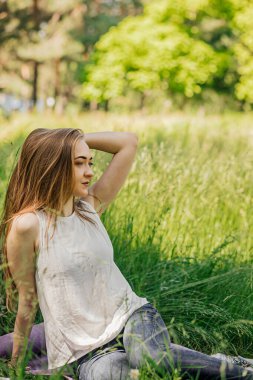 Kız işten sonra dinleniyor. Serbest çalışıyorum. kişisel eğitim. Uzaktan öğrenme ve açık havada çalışma kavramı