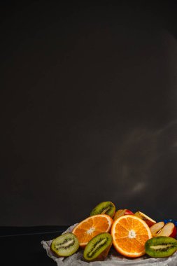 Lüks meyve arka planı. Siyah arka planda izole edilmiş çeşitli meyvelerin stüdyo fotoğrafçılığı. Uzayı kopyala yüksek çözünürlüklü