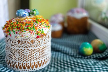 Kutlama pastaları beyaz jöleli, fındıklı ve Paskalya yumurtalı kuru üzümlü. Paskalya için hazırlıklar.