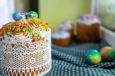 Kutlama pastaları beyaz jöleli, fındıklı ve Paskalya yumurtalı kuru üzümlü. Paskalya için hazırlıklar.