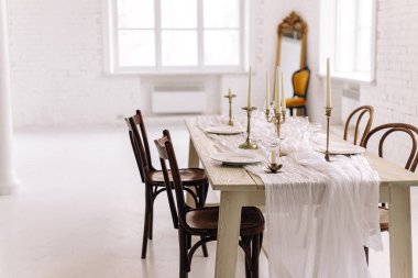 Çiçek desenli güzel bir masa.