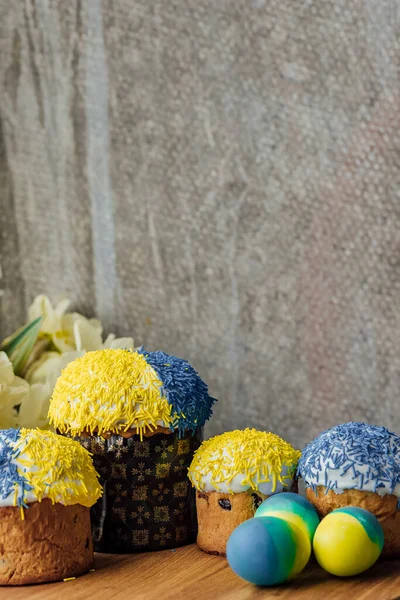 Köstliche Osterkuchen Auf Einem Holztisch Mit Blumen Hintergrund Platz Für — Stockfoto