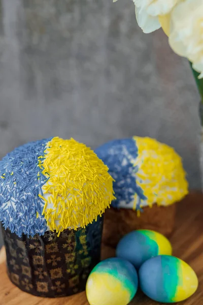 Köstliche Osterkuchen Den Farben Der Ukrainischen Flagge Gelb Blau Gefärbte — Stockfoto