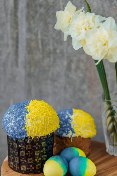 Вкусные Пасхальные Торты Цветах Флага Украины Желто Голубые Пасхальные Яйца — стоковое фото