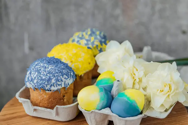 Пасхальные Торты Цветах Флага Украины Желтый Синий Картонном Подставке Яйцами — стоковое фото