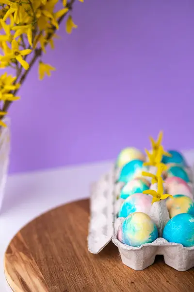 Osterkomposition Mit Bunten Eiern Einem Korb Frühlingshaften Gelben Blumen Auf — Stockfoto