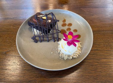 Brownie keki. Vanilyalı dondurmalı ve parçalı zengin brownie keki