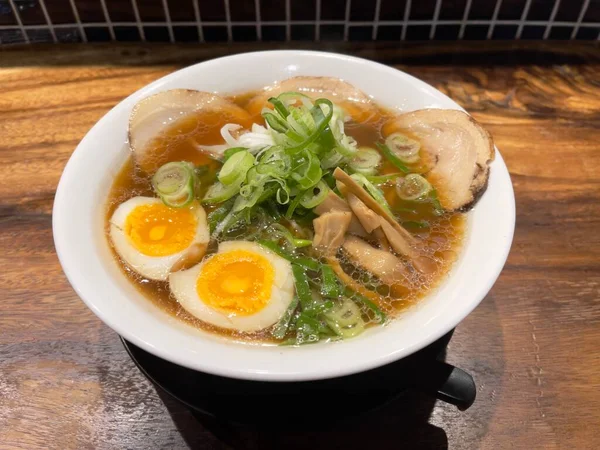 ラーメン 醤油ラーメン 醤油スープの日本の伝統的なラーメンとゆで卵のチャスポーク 選択的焦点 — ストック写真