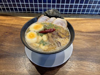 Ramen. Ramen eriştesi. Geleneksel ramen eriştesi. Japon eriştesi. Erişte çorbası, domuz eti, haşlanmış yumurta, bambu filizi ve yosun ile servis edilir.