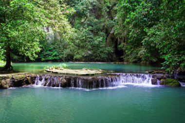 Bok Khorani Ulusal Parkı, Ao Leuk, Krabi Tayland. Şelaleleri ve ormanları olan güzel bir ulusal park.