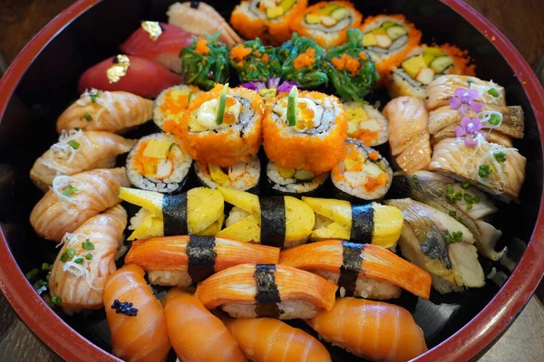 Sushi Sushi Colorido Bento Tradicional Caja Sushi Cierre Con Enfoque —  Fotos de Stock