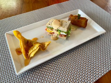 Öğlen atıştırması. Gevrek wonton, kulüp sandviçi ve filiz rulosu.