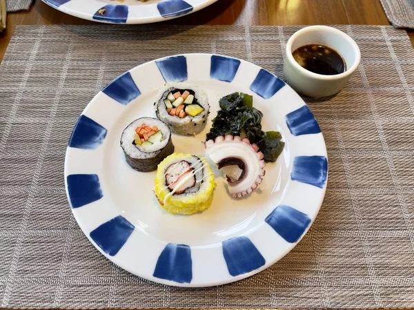 盘中寿司和芝麻海草的品种 — 图库照片