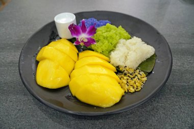 Mango, yapışkan pirinç, ünlü Tayland tatlısı. Seçici odak