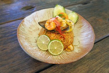 Tom Yum Deniz Ürünleri Freid pilavı, ünlü Tayland mutfağı. Tomyam pilavı ve deniz ürünleri, popüler Tayland füzyon yemekleri. Seçici odak