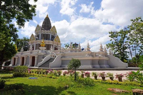 新博物馆 New Museum Hall Wat Chalong或Chalong Temple 正式名称为Wat Chai Thararam — 图库照片