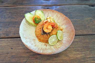 Tom Yum Deniz Ürünleri Freid pilavı, ünlü Tayland mutfağı. Tomyam pilavı ve deniz ürünleri, popüler Tayland füzyon yemekleri. Seçici odak
