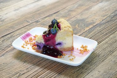 Yabanmersini parçacıklı cheesecake, seçici odak