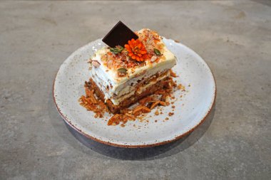 Havuçlu kek. Geleneksel havuçlu kek karışık fındıklı, seçici odaklı