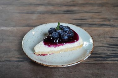 Yabanmersinli cheesecake. Cheesecake, seçici odaklanma.