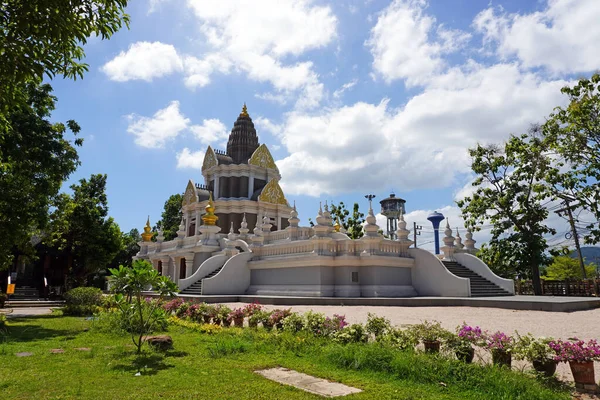 新博物馆 New Museum Hall Wat Chalong或Chalong Temple 正式名称为Wat Chai Thararam — 图库照片