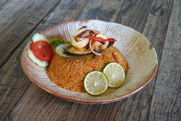 Tom Yum Seafood Stekt Ris Berömd Thailändsk Mat Selektiv Inriktning Royaltyfria Stockbilder