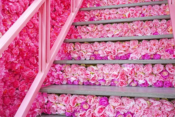 Ideen Zur Treppendekoration Durch Verwendete Kunstblumen Stockbild