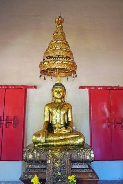 Altın Buda heykeli ana salonda Wat Chalong, Phuket Tayland