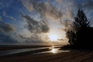 Pakistan Sahili, Khaolak Phang Nga, Tayland 'ın deniz manzaralı güzel gün batımı. Seyahat ve tatil için dünyaca ünlü bir yer.