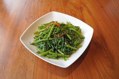 Kızarmış su ıspanağı. Çin suyuyla sabah zaferini karıştır.