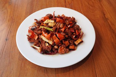 Mala tavuğu, bol miktarda kurutulmuş acı biber ve Sichuan biberiyle kızartılmış gevrek, lezzetli bir tavuk parçasıdır. 
