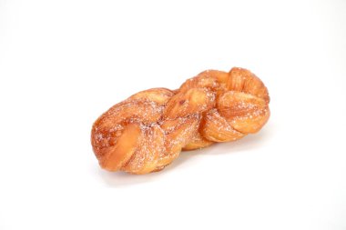 Çarpık donut beyaz arka planda izole edilmiş. Kore usulü çörek.