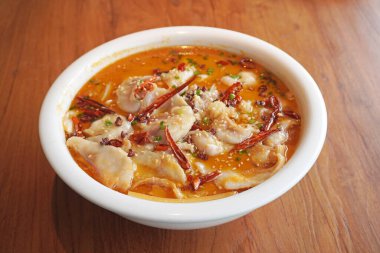 Suan Cai Yu (Sichuan Balığı ve Turşulu Hardal Yeşilleri), süper yumuşak balık dilimleri ile sıcak ve ekşi et suyu içeren ünlü Sichuan yemeği..