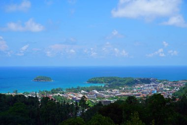 Kata Beach Hill bakış açısı, Phuket Tayland. Küçük adalı güzel deniz manzarası 