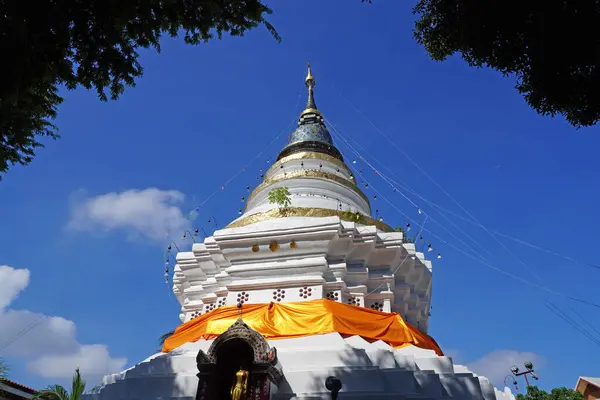 Die Weiße Stupa Chedi Des Wat Ket Karam Chiang Mai lizenzfreie Stockfotos