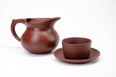Geleneksel Çin Yi Xing kil sürahi ve çay fincanı beyaz arka planda izole edilmiş. Çin antika sürahi ve çay fincanı.