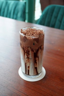 Ahşap masa buzlu çikolata