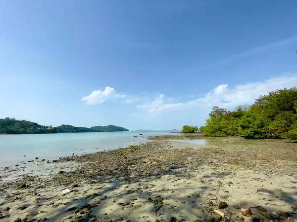 Sirae Sahili, Phuket Tayland. Beyaz kumlu güzel deniz manzarası, mavi deniz suyu ve beyaz bulutlu derin mavi gökyüzü.