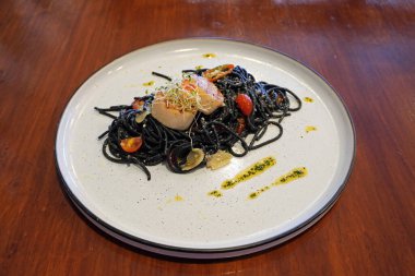 Deniz taraklı siyah mürekkep balığı spagettisi, seçici odaklı..
