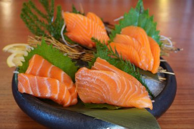 Somon balığı seti, seçici odaklanma. Taze wasabi, zencefil, soya sosu ya da soya yuzo citrus ponzu ile servis edilen somon balığı sashimi..