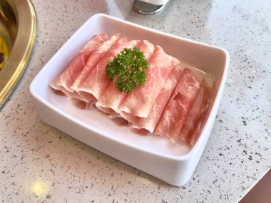 Güveç için beyaz seramik tabakta dilimlenmiş ördek eti. Seçici odak