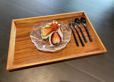 Çilekli Daifuku. Daifuku, popüler bir Japon şekerlemesidir, Daifuku küçük, yuvarlak, kırmızı fasulye ezmesiyle dolu bir mochi 'dir.