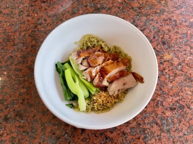 Kızarmış ördek eriştesi, seçici odaklanma. Meşhur Kanton usulü erişte.