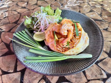 Pad Thai, Tayland yemeği. Kızarmış erişteyi tatlı demirhindi sosu ve karidesle karıştır. 