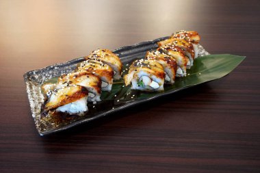 Unagi suşi ruloları, Japon yemekleri, seçici odaklanma. Geleneksel tatlı su yılan balığı suşisi.