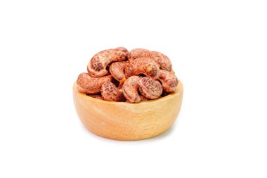Beyaz arka planda izole edilmiş ahşap kasede kavrulmuş kaju fıstığı.