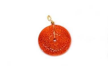 Yeşim taşı kolye beyaz arka planda izole. Doğal kırmızı Burma Jade Bi Disk güzel çiçek oyma deseni ile.