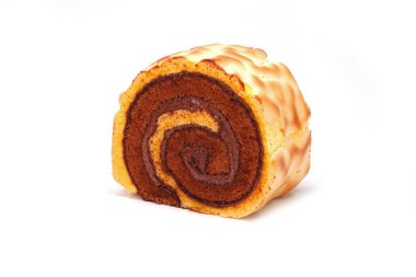 Beyaz arka planda izole edilmiş kaplan derisi İsviçre usulü kek. Fırın ürünleri fotoğrafçılığı