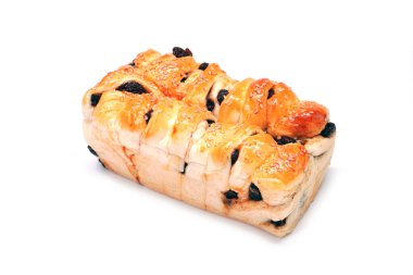 Beyaz arka planda izole edilmiş tarçınlı üzümlü ekmek. Kuru üzümlü tarçınlı ekmek. Fırın