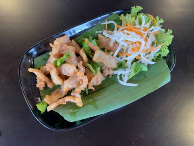 Bol yağda kızartılmış domuz eti, yanında balık sosu ve Herb, Tayland yemeği. Seçici odak